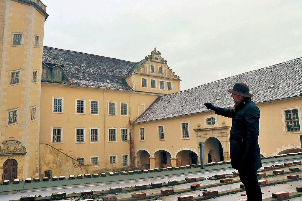 Claus-Ulrich Bader blickt vom Südflügel auf das Schloss.