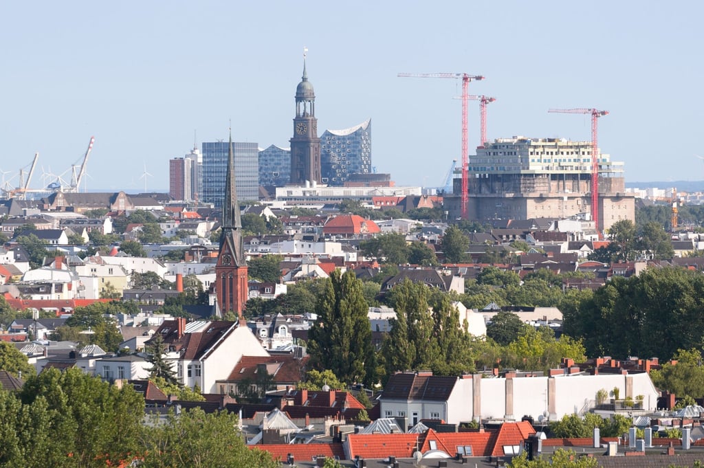 Hamburger Stadtpanorama. Für Häuser, Wohnungen und Grundstücke müssen die Menschen in Deutschland immer tiefer in die Tasche greifen.