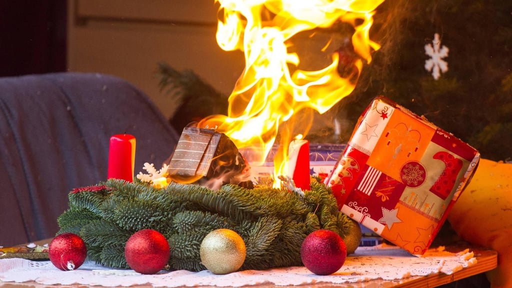 Ein brennender Adventskranz sorgte für einen Feuerwehreinsatz in Großwulkow bei Jerichow. Ein Mann erlitt leichte Verletzungen.