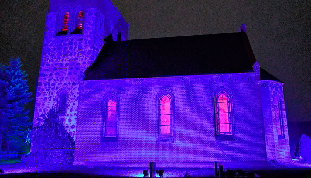 Die Kirche in Kerkuhn wird besonders intensiv beleuchtet.