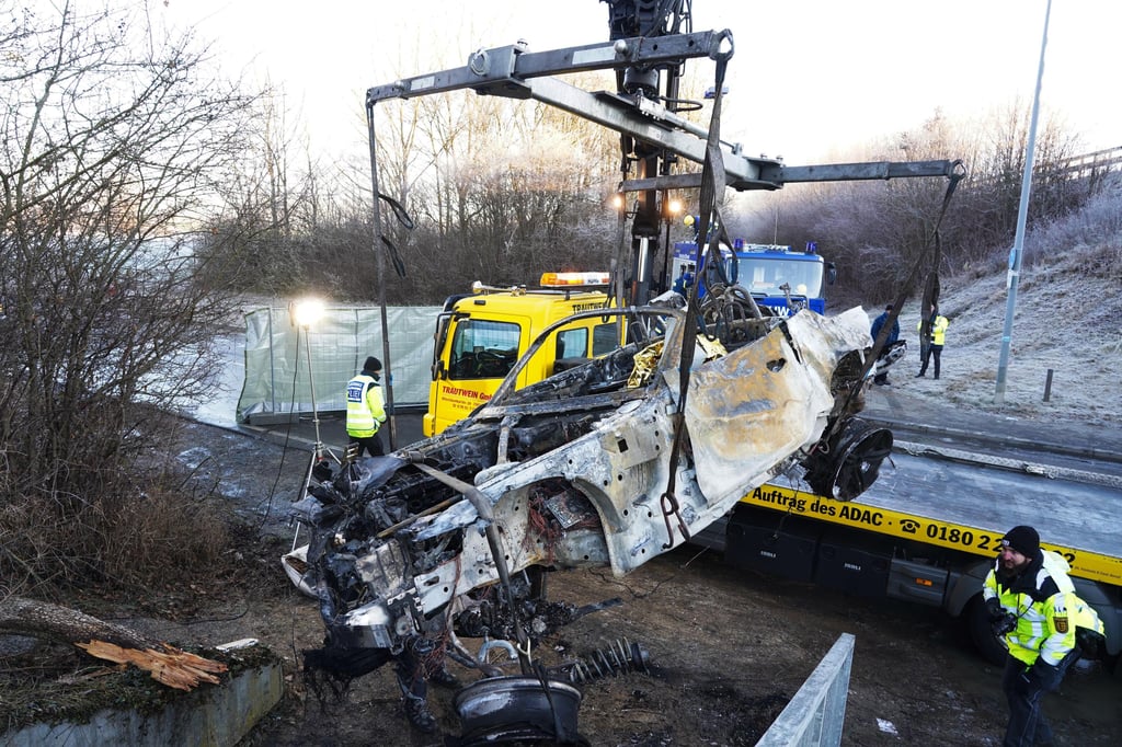 Das Wrack eines Autos hängt nach einem Unfall am Haken eines Absschleppfahrzeugs. Das Auto war am Dienstagmorgen von der Fahrbahn abgekommen und vollständig ausgebrannt.