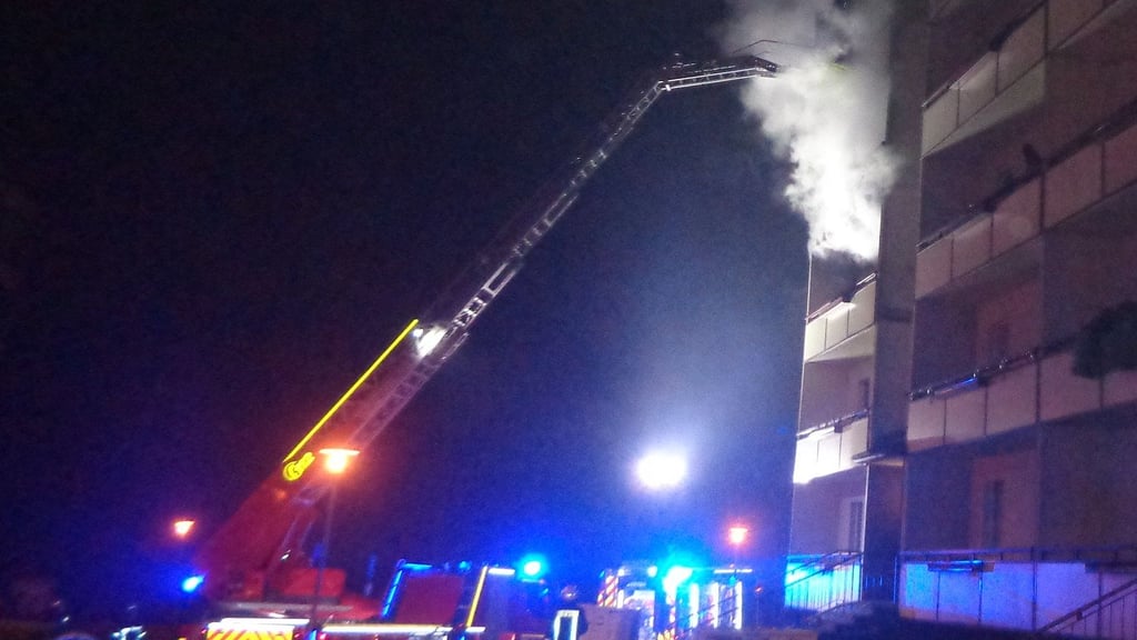 Die Feuerwehr hat bei dem Brand in Tangermünde Menschen mithilfe einer Drehleiter gerettet.