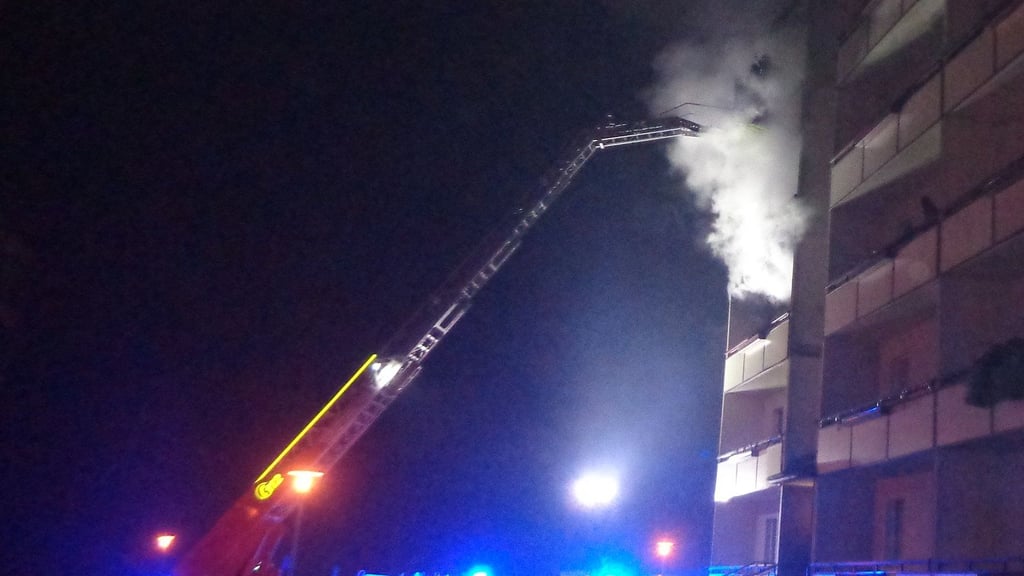 Die Feuerwehr hat bei dem Brand in Tangermünde Menschen mithilfe einer Drehleiter gerettet.