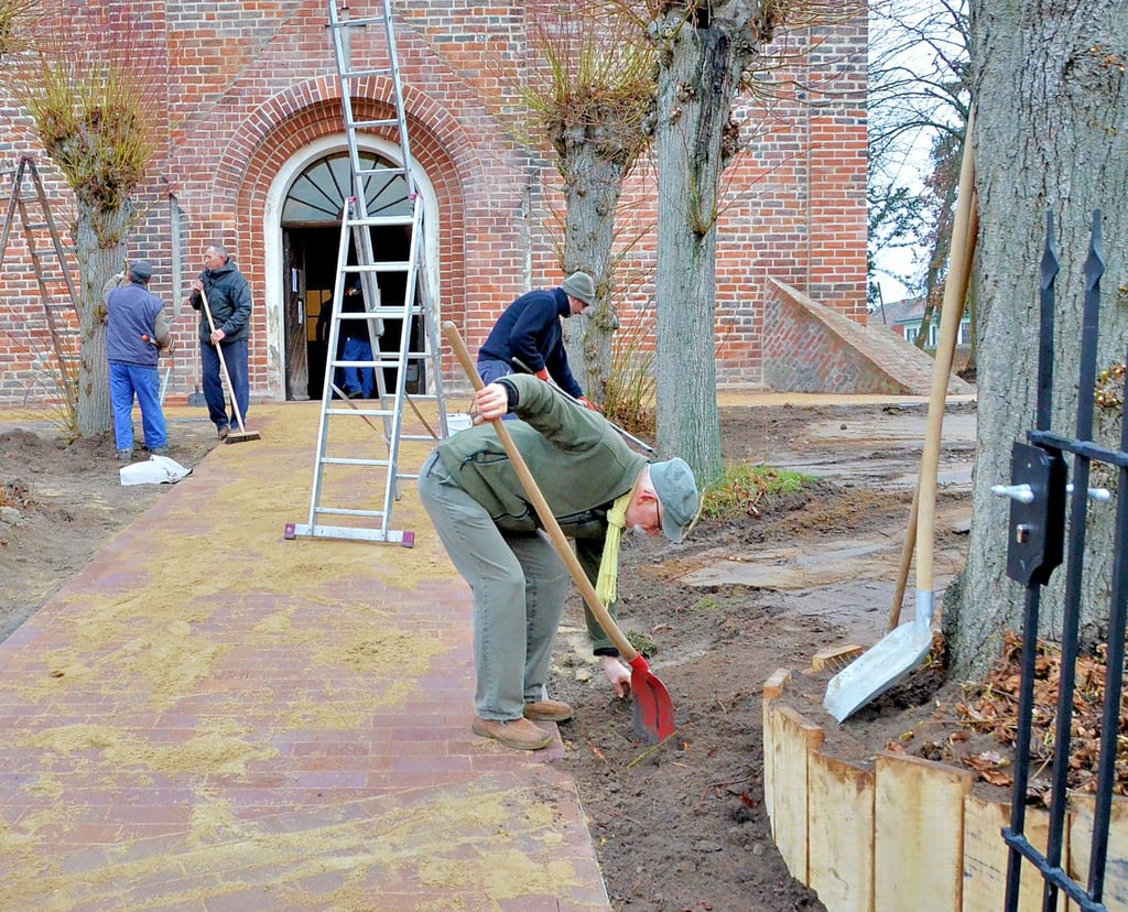 Auch am frisch gepflasteten Zuweg wurde Ordnung geschaffen. Nun kann der Zugang auch durch ein neues Tor verschlossen werden, von dem vorn rechts ein Teil zu sehen ist.