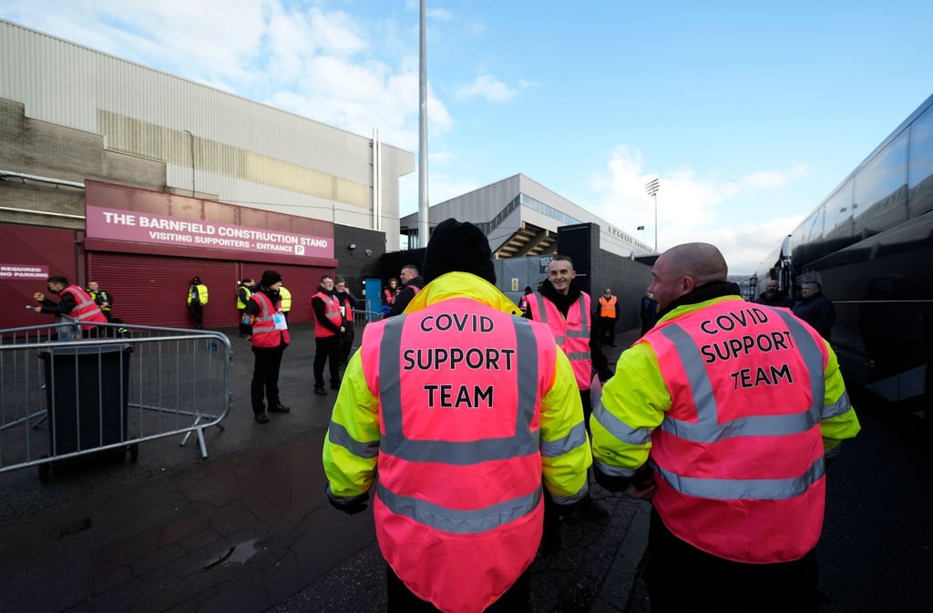 Mitglieder des Covid-Supportteams führen vor einem Premier-League-Spiel Stichprobenkontrollen zum Gesundheitszustand der Fans durch.