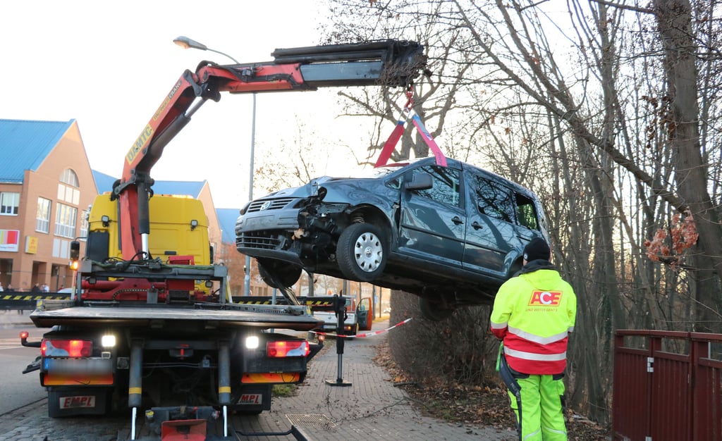 Das Fahrzeug war von einer Brücke gerutscht und wird geborgen.