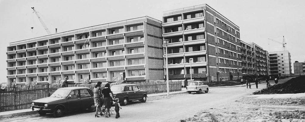 Blick in einen der Häuserzüge, die ab 1981 im Westen Magdeburgs auf einer Ackerfläche entstanden. Im ersten Bauabschnitt vom Wohnkomplex Olvenstedt sind Wohnungen an der damaligen Straße des X. Parteitages errichtet worden.