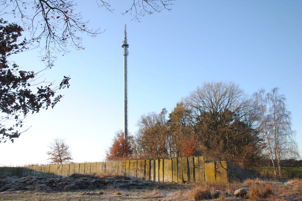 Eine fehlerhafte Konfiguration an der LTE-Zelle dieses Funkmastes der Telekom am Melliner Ortsausgang in Richtung Brome war Ursache der Empfangsprobleme im D1-Netz, die jetzt behoben sein sollen.