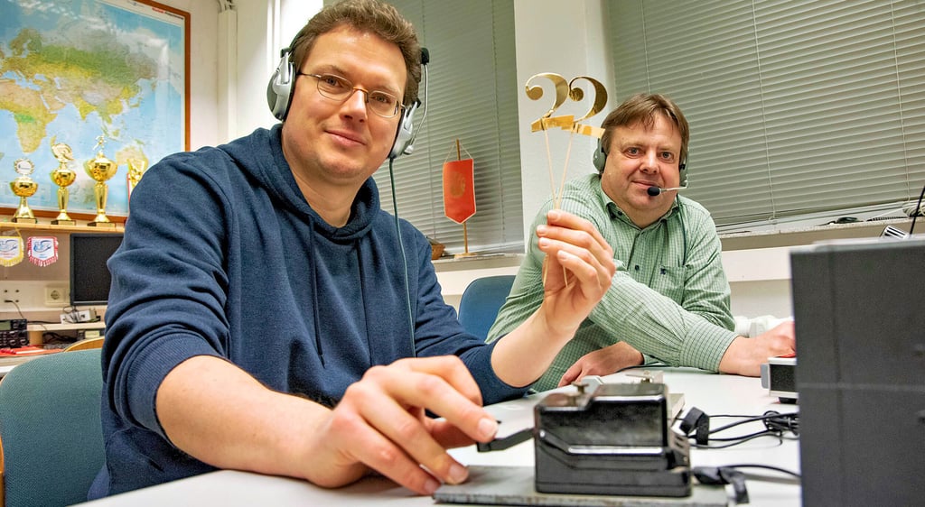 Die Funkamateure vom Dessauer Ortsverband W22: Per-Henrik Fischer und Guido Borkenhagen (hinten) an ihren Funkgeräten.
