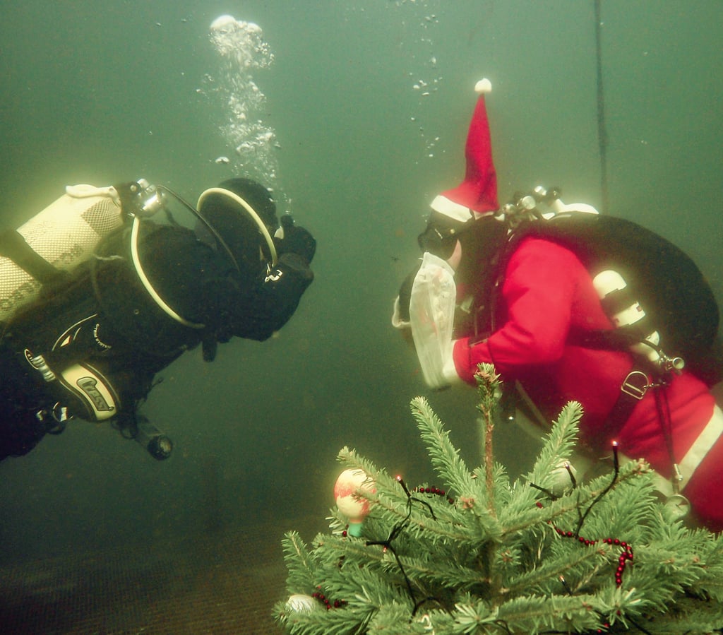 Beim Tauchclub „Atlantis“ Hettstedt ist das Weihnachtstauchen samt Kostüm, Baum und Gedichte aufsagen Tradition.