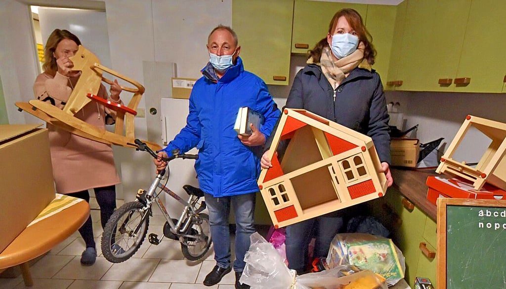 Übergabe der Spenden ans Kinderheim