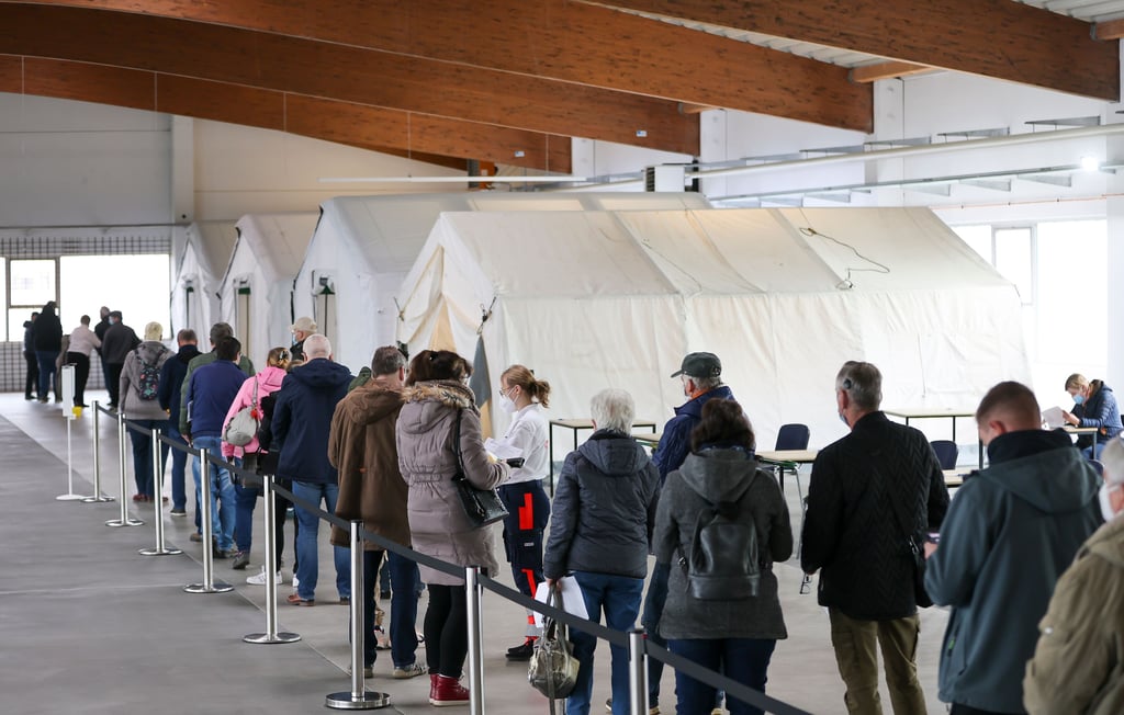 Warteschlange vor einem Impfzentrum: In Sachsen-Anhalt haben sich auch ein Jahr nach Start der Impfkampagne rund 394.000 Erwachsene nicht gegen Corona impfen lassen.