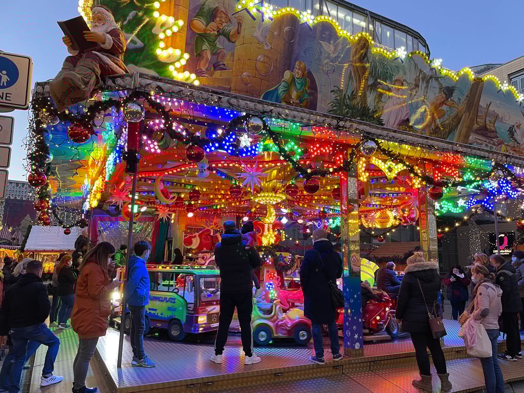 Der Magdeburger Weihnachtsmarkt lockt auch Besucher aus der Region an.