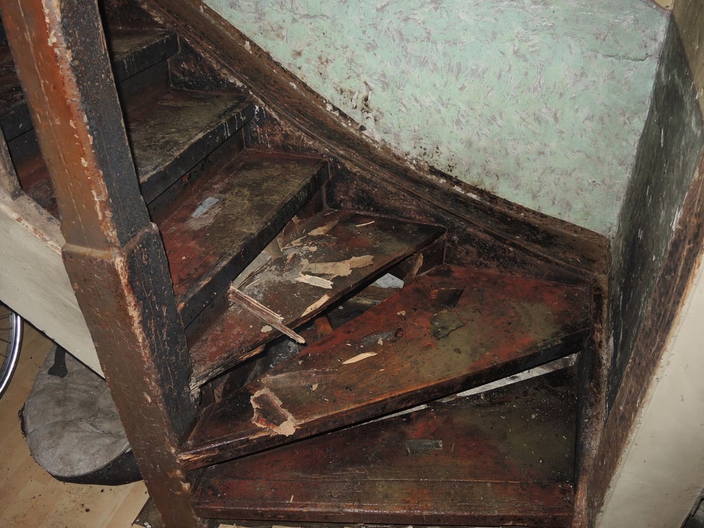 Ein Teppich, der auf Treppenstufen lag, ist Mittwochnacht (22. Dezember) in einem Haus in Neuwegersleben im Landkreis Börde in Brand geraten. Die Polizei ermittel wegen schwerer Brandstiftung.