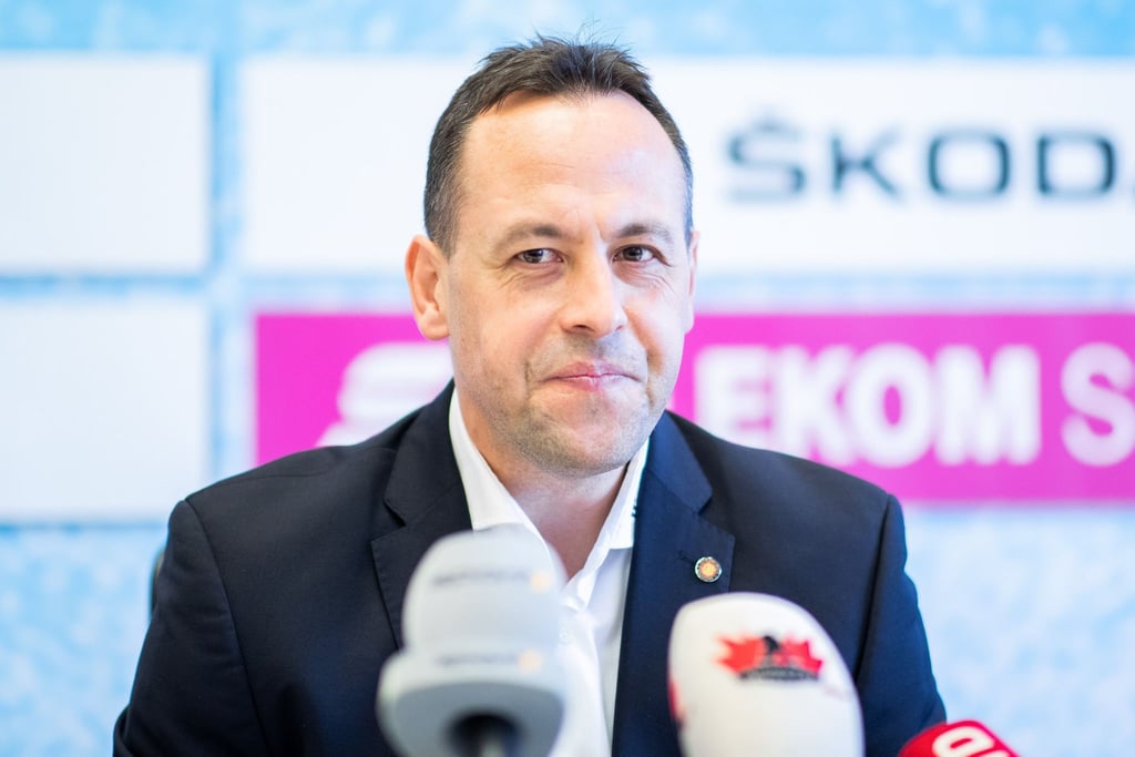 Marco Sturm beantwortet auf einer Pressekonferenz Fragen von Journalisten.