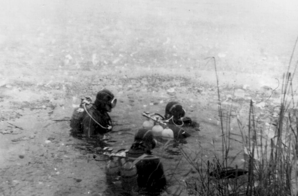 Getaucht wird auch im Freien: Eistauchen im Januar gehörte auch schon 1976 dazu - wie im Bild bei einem Tauchgang am Birkengrund in Teutschenthal.