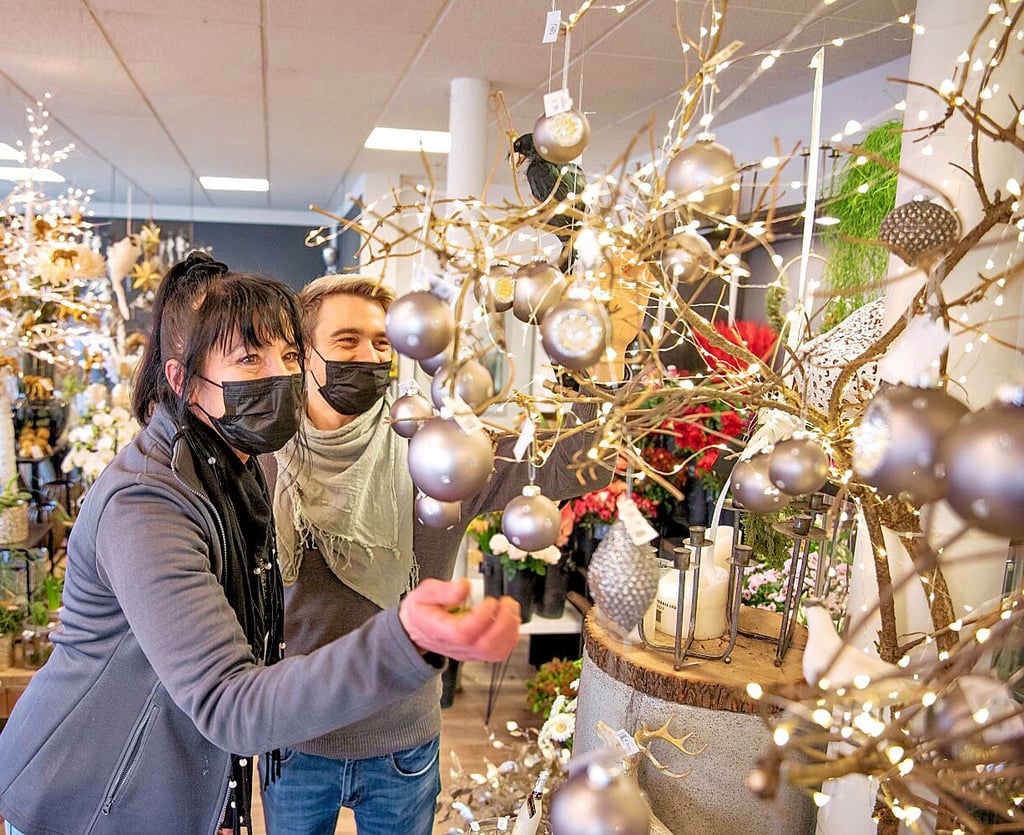 Wer noch Schmuck für seinen Weihnachtsbaum sucht, der wird bei Andrea Knutas und Martin Neumann im „Floralwerk“ am Lidiceplatz fündig.