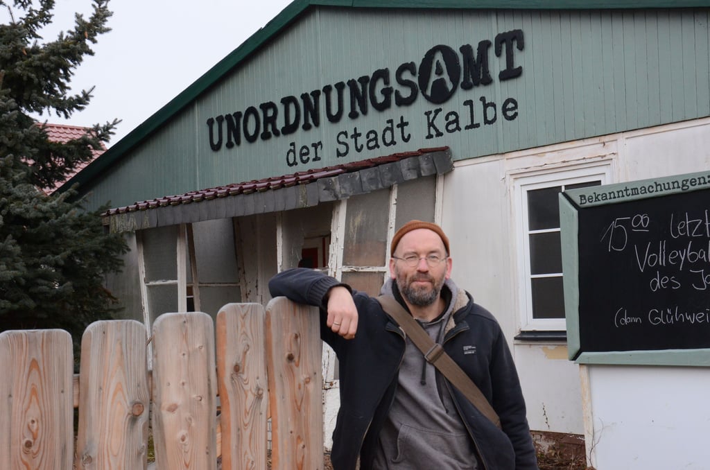 Marko Kühnel richtet an der Gartenstraße das Unordnungsamt der Stadt Kalbe ein. Dort sollen später einmal Konzerte, Lesungen, Kinoabende, Kinderveranstaltungen und viel Geselligkeit stattfinden. Auch zum Frisieren und Wohnen bleibt Raum.