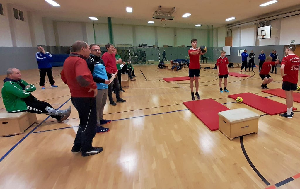 Beim letzten Lehrgang dieses Jahres in Osterwieck standen die Fußballer des SV Eintracht als Anschauungsobjekte zur Verfügung. Thomas Waldow und Klaus Hoppe haben auch immer praktische Tipps für die Übungsleiter.