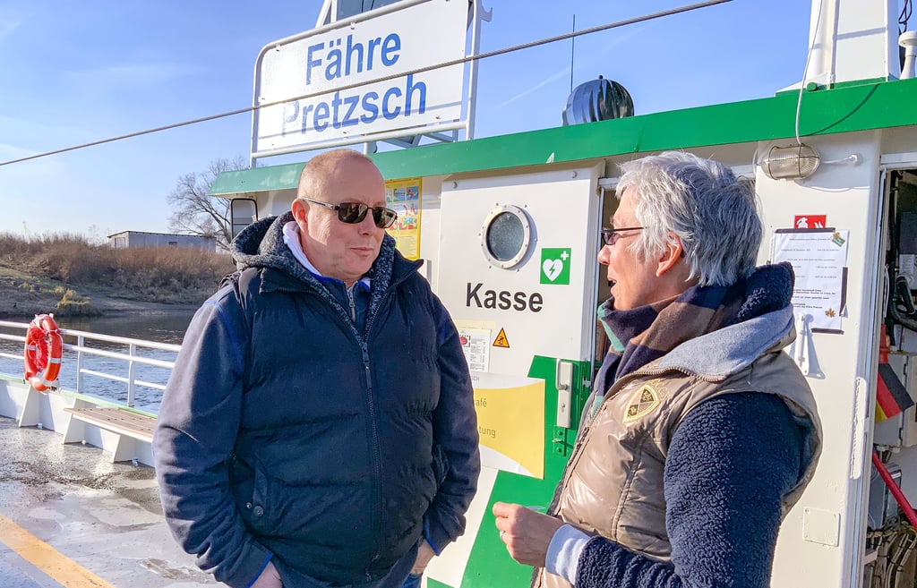Mario Richter ist ab Januar Pächter der Fähre Pretzsch-Mauken. Hier im Gespräch mit Kundin Kathrin Schönleiter.
