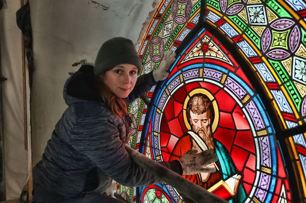 Glasrestauratorin Nicole Sterzing aus Seebergen hat mit zwei Kollegen die Kirchenfenster aus der zweiten Hälfte des 19. Jahrhunderts restauriert.