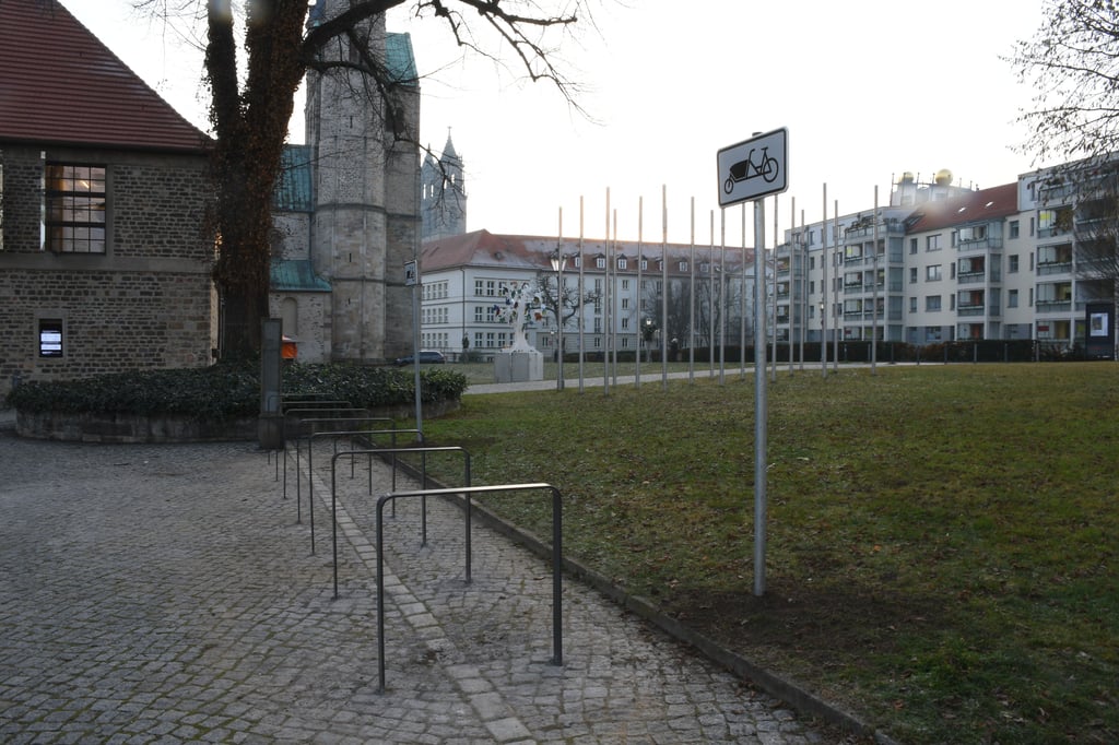 Neue Fahrradbügel am Kunstmuseum Magdeburg mit Zusatzschild für Lastenräder.