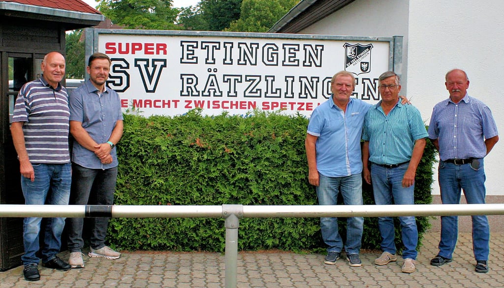 Die Delegation des Kreissportbundes um Geschäftsführer Hartmut Baethge (rechts), Präsident Klaus Renner (Dritter von rechts) und Mitarbeiter Florian Bortfeldt (Zweiter von links) zu Gast in Etingen bei Vereinschef Wolfgang Kaps (Zweiter von rechts) und Friedrich Dörrheit (links).