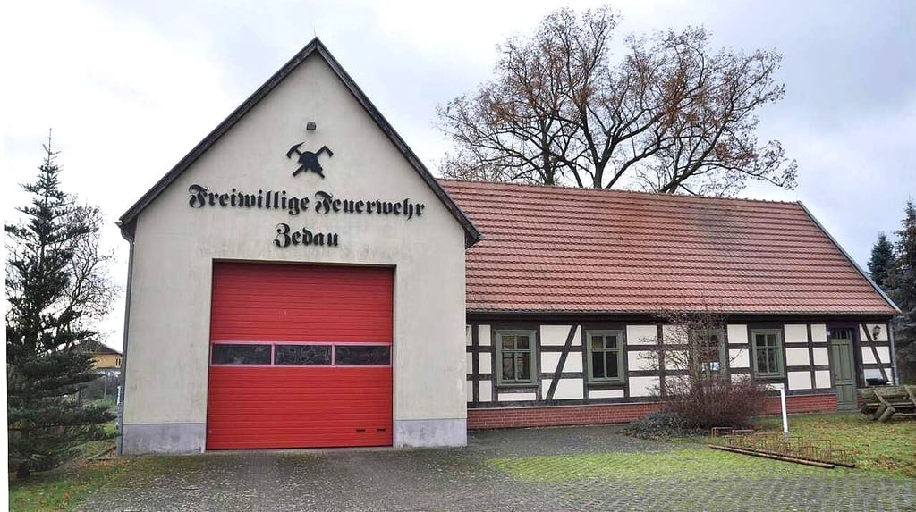 Blick auf das kombinierte Feuerwehr- und Dorfgemeinschaftshaus in Zedau. Der linke Trakt hat wohl bald ganz ausgedient.