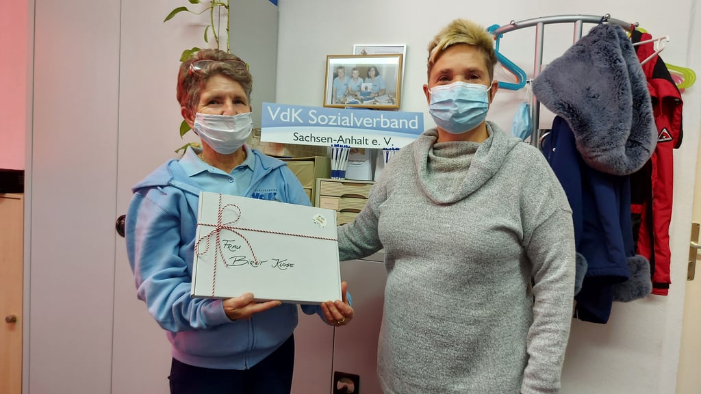 Birgit Klose (li.) und Britt Rotha zeigen stolz den gewonnen Preis.