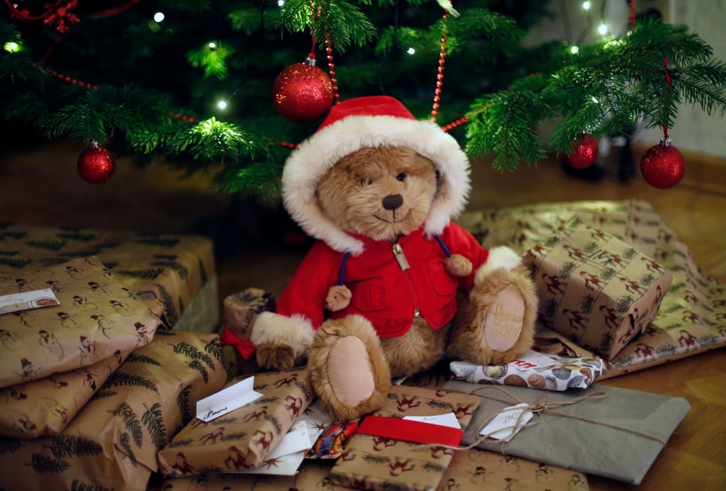 Laut einer Umfrage gibt die Hälfte der Eltern zu, dem Kind schon mal ein Geschenk vorenthalten zu haben, weil es ihnen als nicht passend erschien.