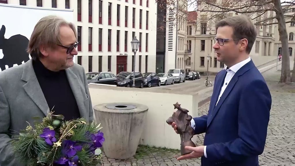 Volksbank-Vorstand Sascha Gläßer (rechts) überreicht den Preis an Harald Meller