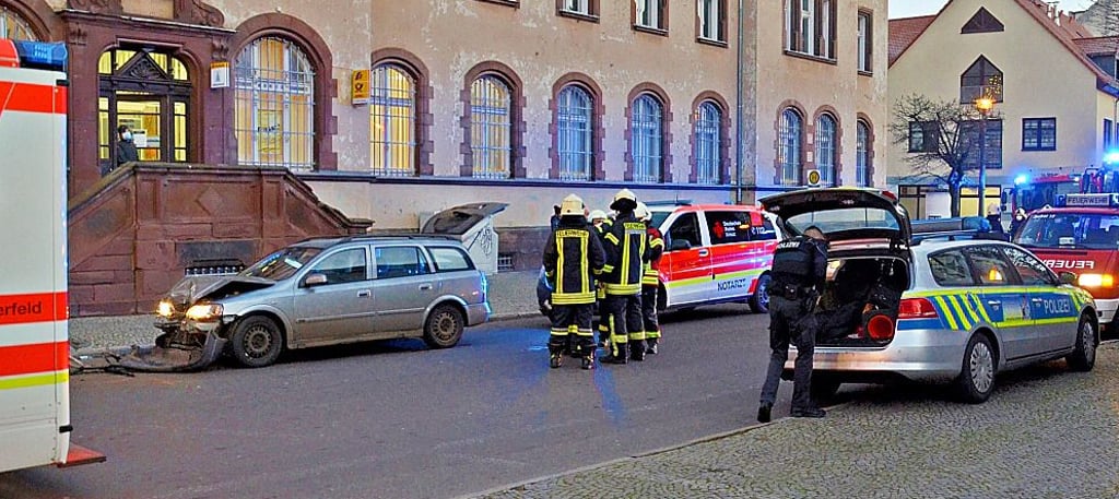 Ein 32-jähriger Mann ist vor der Zerbster Post aus bisher ungeklärter Ursache ungebremst auf einen Ford aufgefahren.