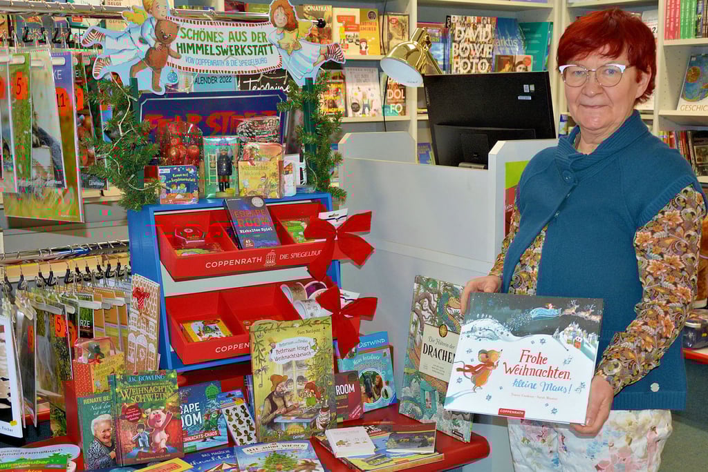 Buchhändlerin Ramona Metzing aus Klötze gibt Geschenketipps für Späteinkäufer. Neben schönen Büchern gibt es für Kinder auch Reisespiele. Erwachsene freuen sich vielleicht über einen Fotoband, eine Biografie oder ein Lotterie-Los.