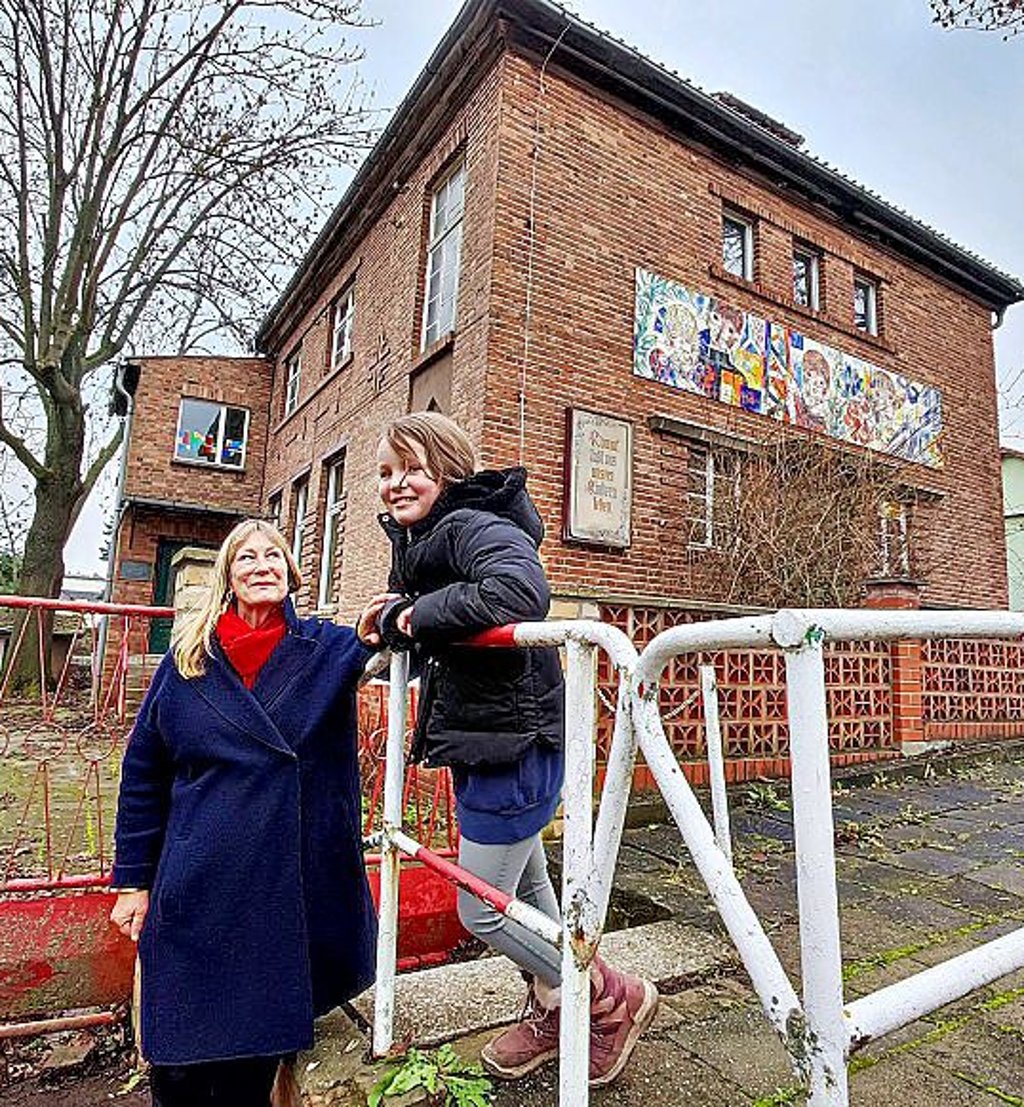 Der Hort Poetengang hat neue Besitzer. Auf dem Foto: Susanne Osterroth und Enkelin Ida (8).
