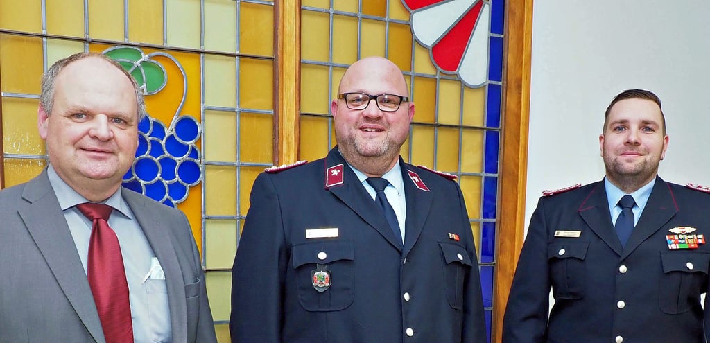 Neben Bürgermeister Dirk Heinemann stehen die neuen Chefs der Stadtfeuerwehr, Olaf Chrost und Manuel Kabisch (von links).