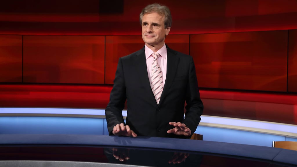 Anfang März 2020, zu Beginn der Pandemie in Deutschland, erklärt Virologe Alexander Kekulé in der ARD-Talkshow „Hart aber fair“, wie gefährlich das Coronavirus ist.