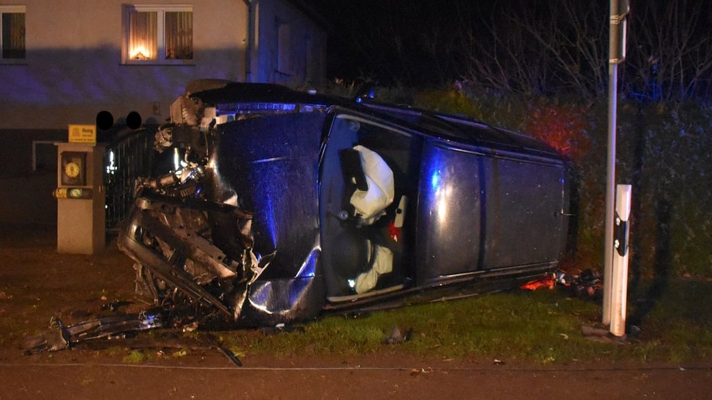Völlig ramponiert blieb der VW auf der Seite neben der Werbener Straße bei Wendemark im Landkreis Stendal liegen. Der Fahrer (41) blieb unverletzt.
