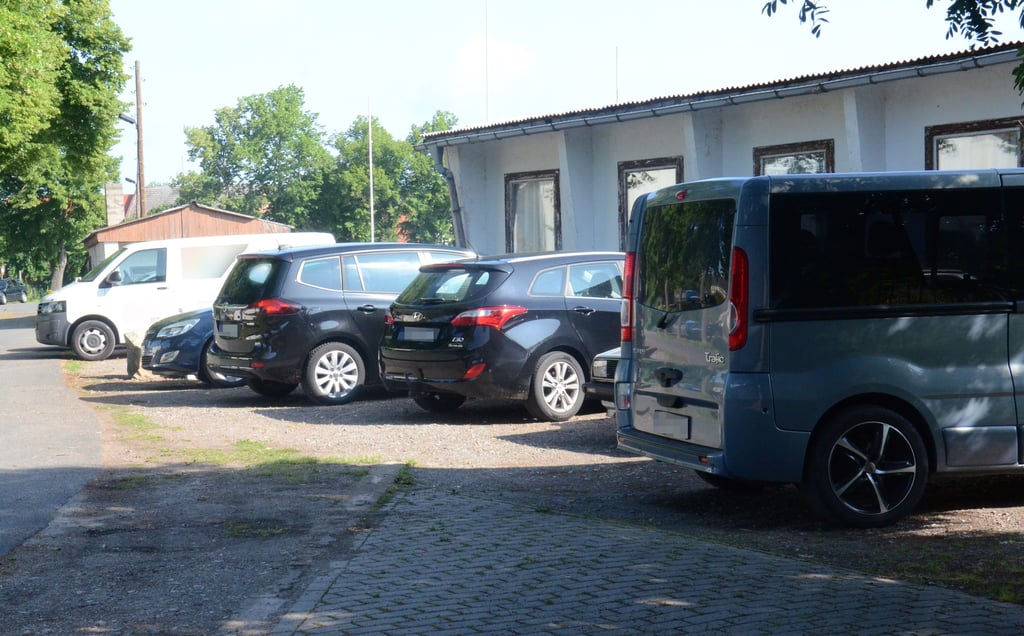 Morgens um 9 Uhr: Das Freibad hat noch nicht geöffnet. Der Parkplatz, der vor zwei Jahren extra für Gäste des Freibades angelegt worden ist, ist aber trotzdem schon fst voll beelegt.