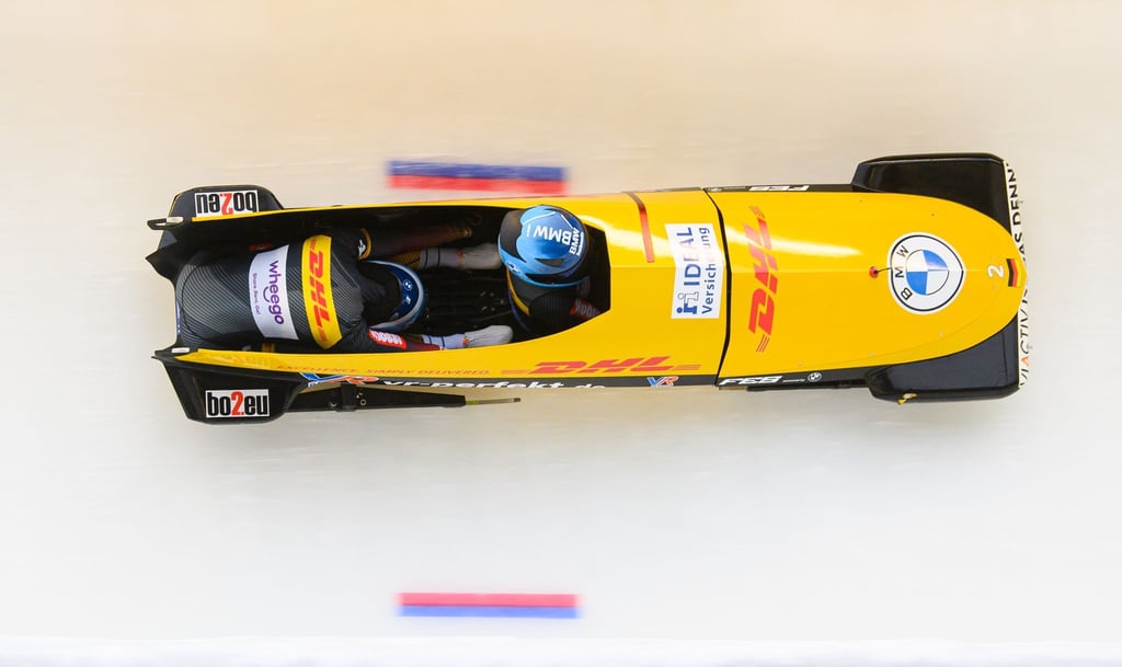 Kim Kalicki und Lisa Buckwitz rasen in ihrem Zweierbob durch den Eiskanal von Altenberg.