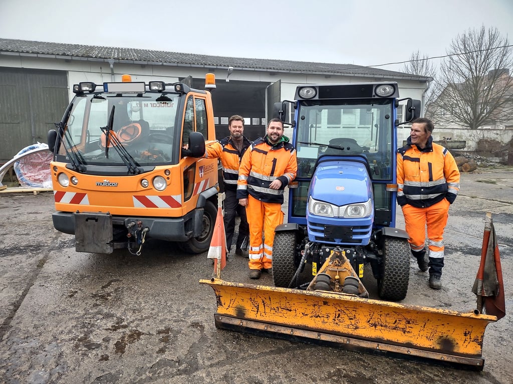Ralf Westphal, Dirk Brecht und Hagen Walther (von links) gehören zu den Einsatzkräften des Bauhofes für den Winterdienst. Noch so gut wie neu ist der dafür angeschaffte Traktor vom Typ Iseki, an dem hier bereits ein Schiebeschild angebracht worden ist.