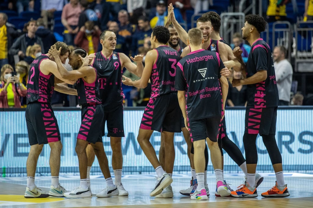 Spieler von Telekom Baskets Bonn jubeln nach einem Sieg.