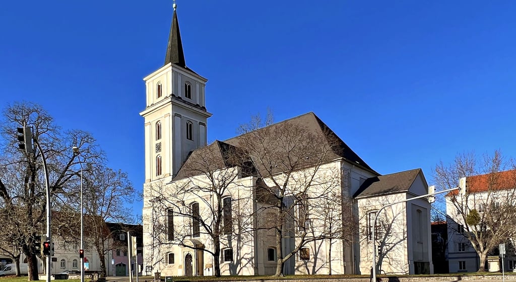 In der Johanniskirche sind die Stuhlreihen für Christvespern und Christnacht am Freitag ausgedünnt und der Abstand vergrößert worden.