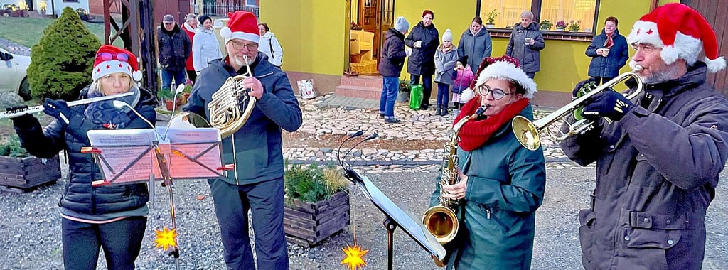 Im Harsleber Ostendorf sorgten die vier Musiker für ein spontanes weihnachtliches Konzert, dass bei den Anwohnern mit viel Beifall bedacht wurde.