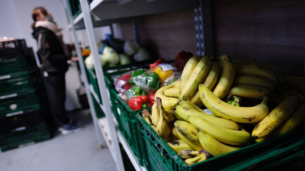 Obst und Gemüse liegt im Lagerraum der Tafel in Weißenfels. Die Mitarbeiter der Tafeln in Sachsen-Anhalt hatten dieses Jahr wieder alle Hände voll zu tun.