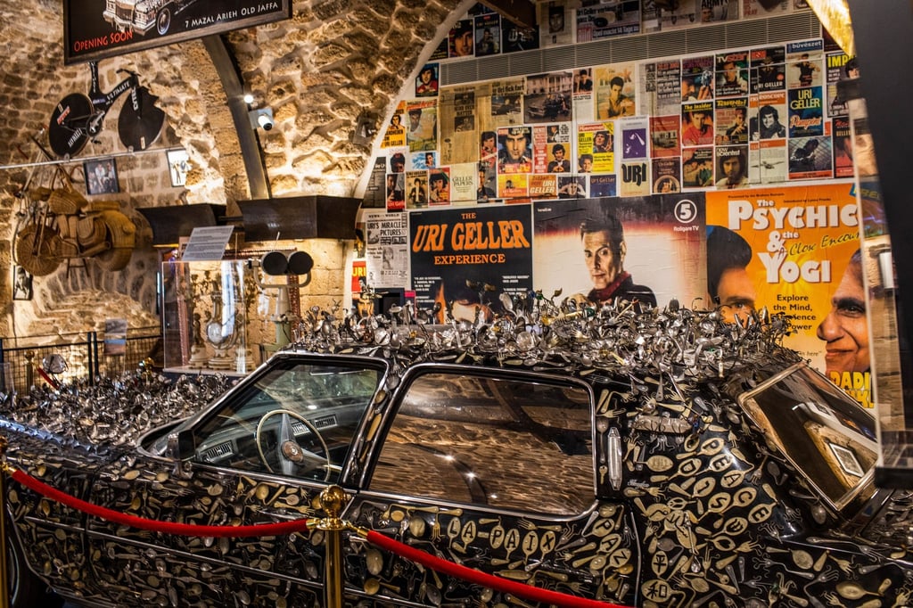 Neben dem Cadillac sind zahlreiche Bilder und private Erinnerungsstücke Gellers ausgestellt.
