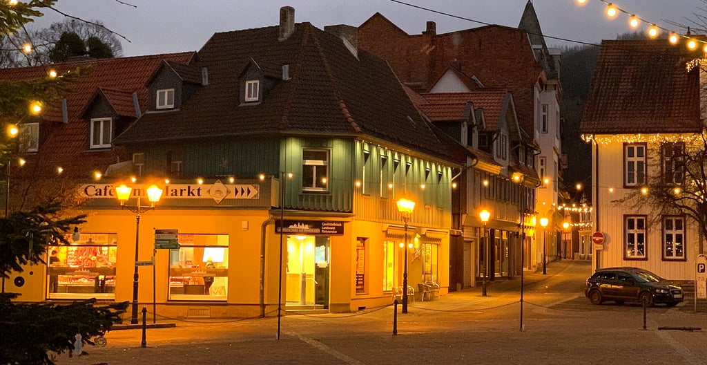 Die Ilsenburger Innenstadt präsentiert sich auch in der Weihnachtszeit hell erleuchtet. Zahlreiche neue Geschäfte haben sich im Verlauf der vergangenen Monate neu angesiedelt und laden zu einem Bummel durch das Städtchen ein.
