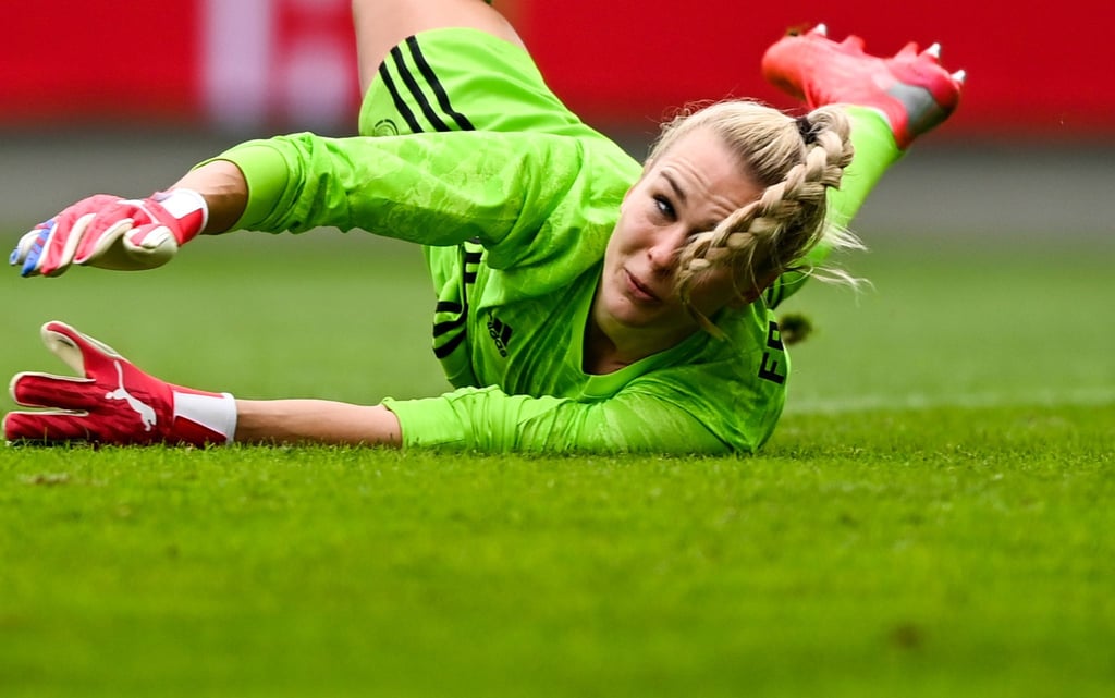 DFB-Torhüterin Merle Frohms in Aktion.