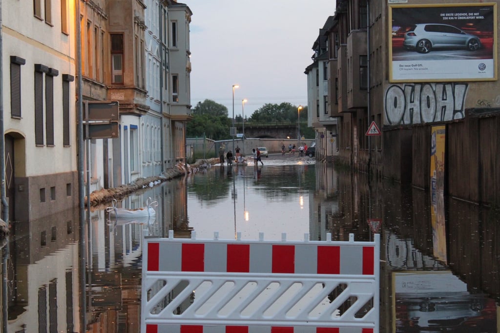 Bis weit in die Faulmannstraße staute sich das Wasser im Sommer 2013 im Magdeburger Stadtteil Salbke.