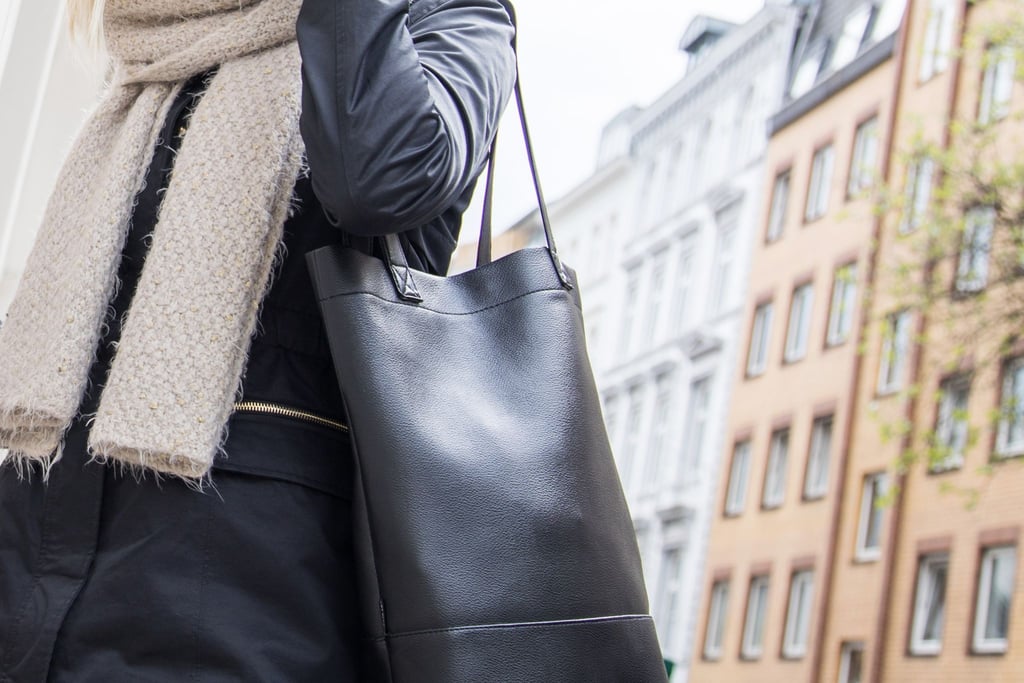 Oft haben Frauen eine „Lieblingsseite“, auf der sie ihre Handtasche tragen - doch das sorgt für eine einseitige Belastung, die auf Dauer zu Rückenschmerzen führen kann.