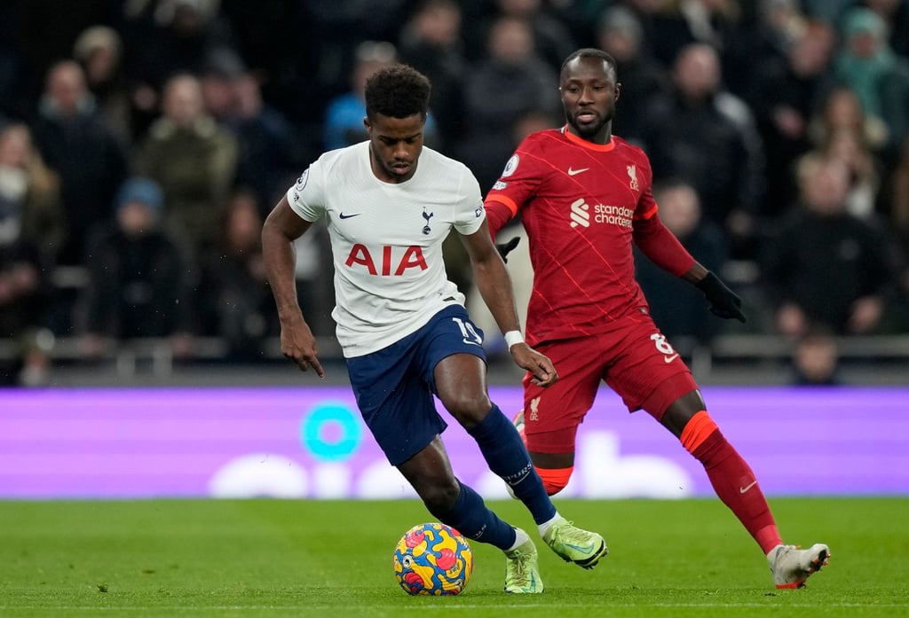 Tottenhams Ryan Sessegnon (l) und Liverpools Naby Keita im Zweikampf um den Ball.